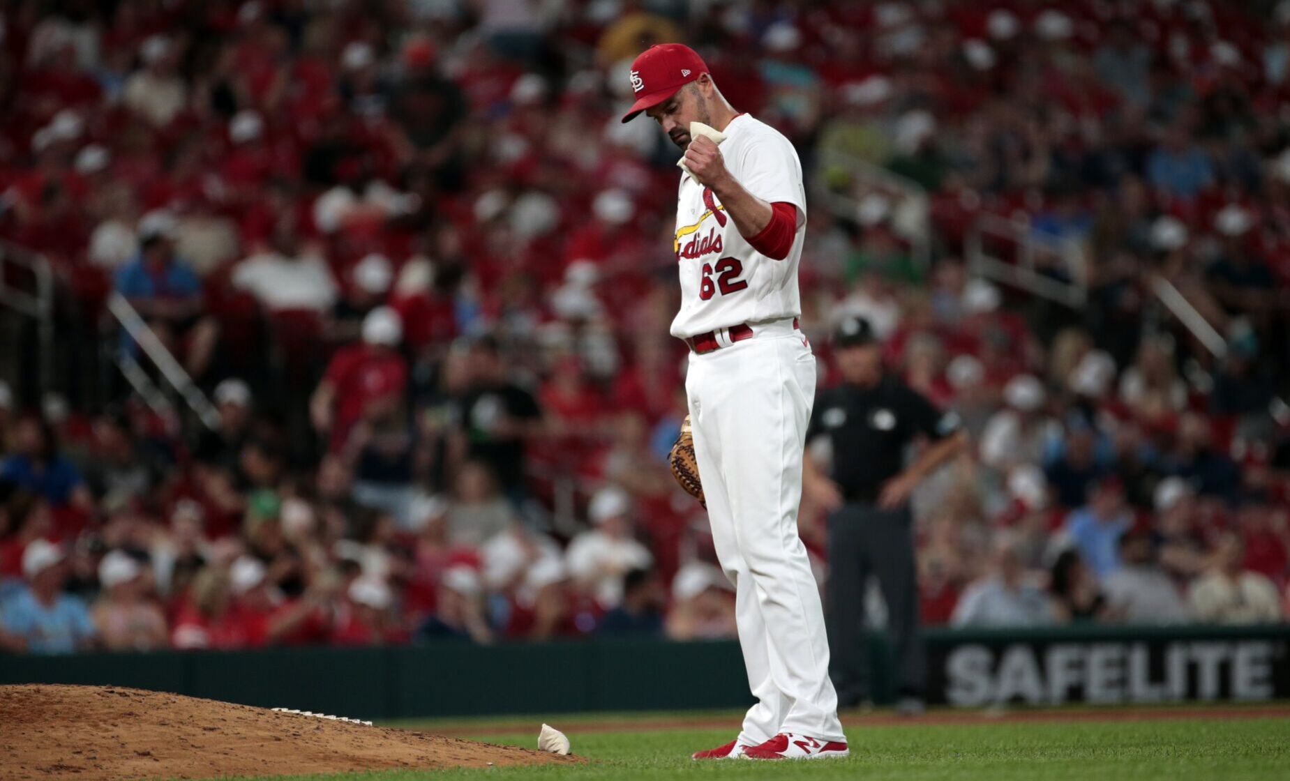 Cardinals open series with Giants